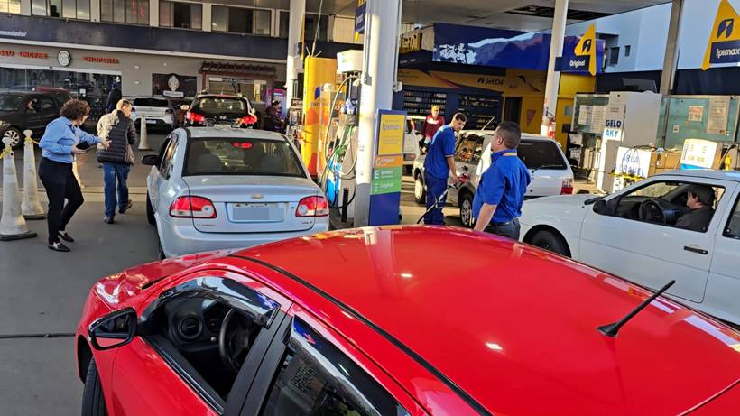 Gasolina é vendida a R$3,64 o litro durante protesto do Dia livre de Impostos