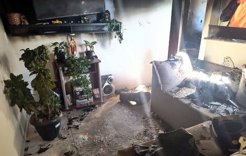 Moradores são liberados para voltarem para prédio onde apartamento foi consumido pelo fogo