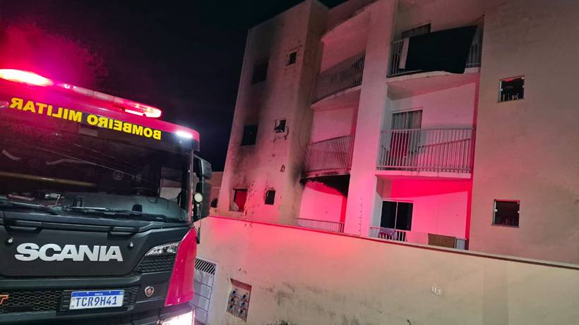 Moradores são liberados para voltarem para prédio onde apartamento foi consumido pelo fogo