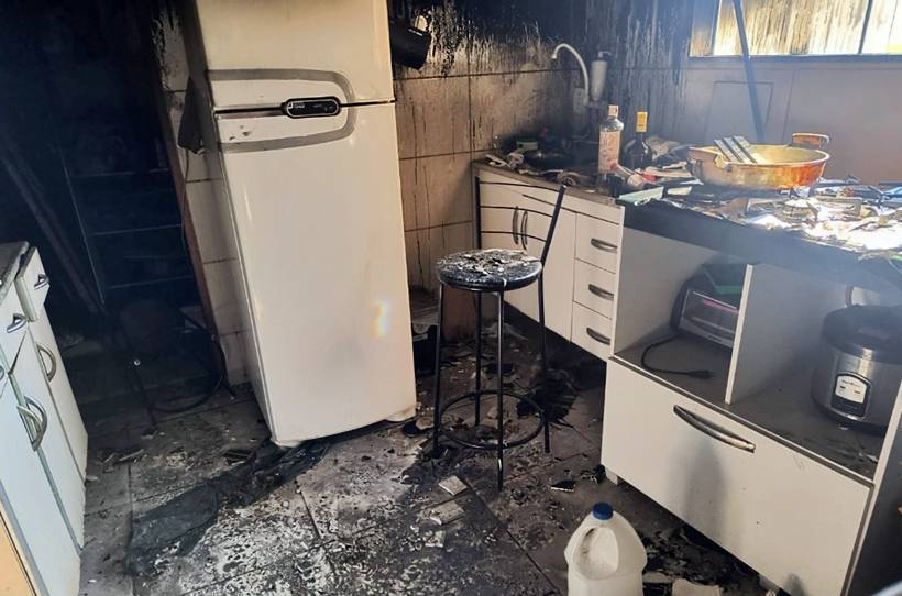 Moradores são liberados para voltarem para prédio onde apartamento foi consumido pelo fogo