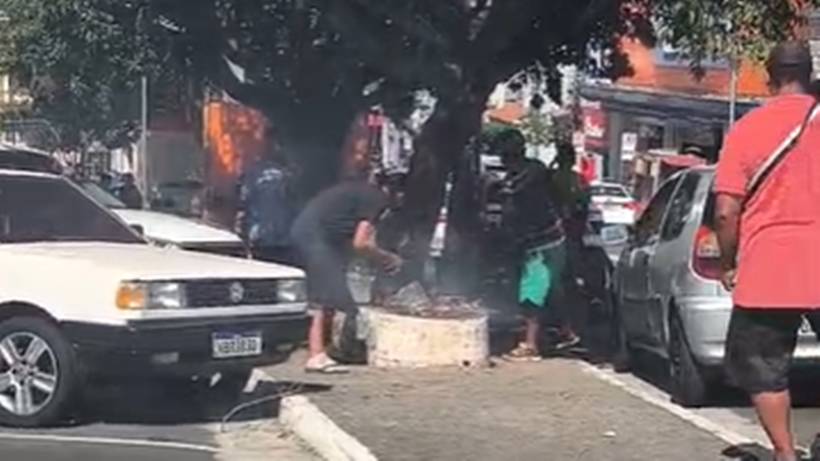 VÍDEO: Pessoas fazem churrasco em praça pública no centro de Pouso Alegre