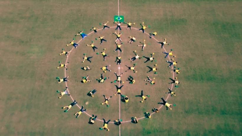 Resgatando a tradição de 1990, Flash Mob reúne mais de 100 dançarinos em vídeo para Copa do Mundo